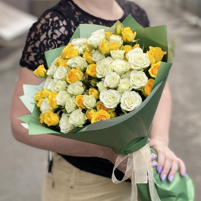 25 кустовых роз Сияние Романтики