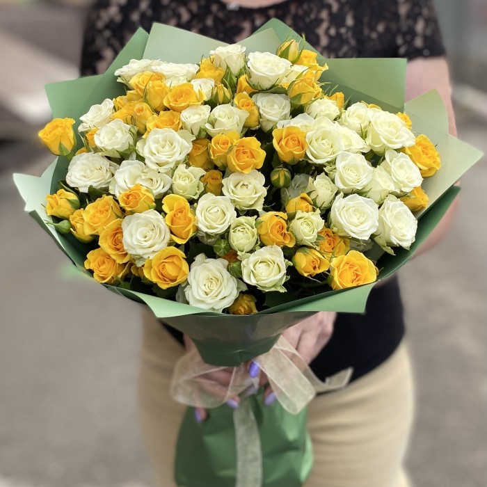 25 кустовых роз Сияние Романтики