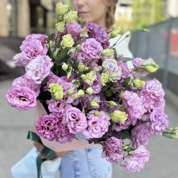 25 махровых лавандовых эустом