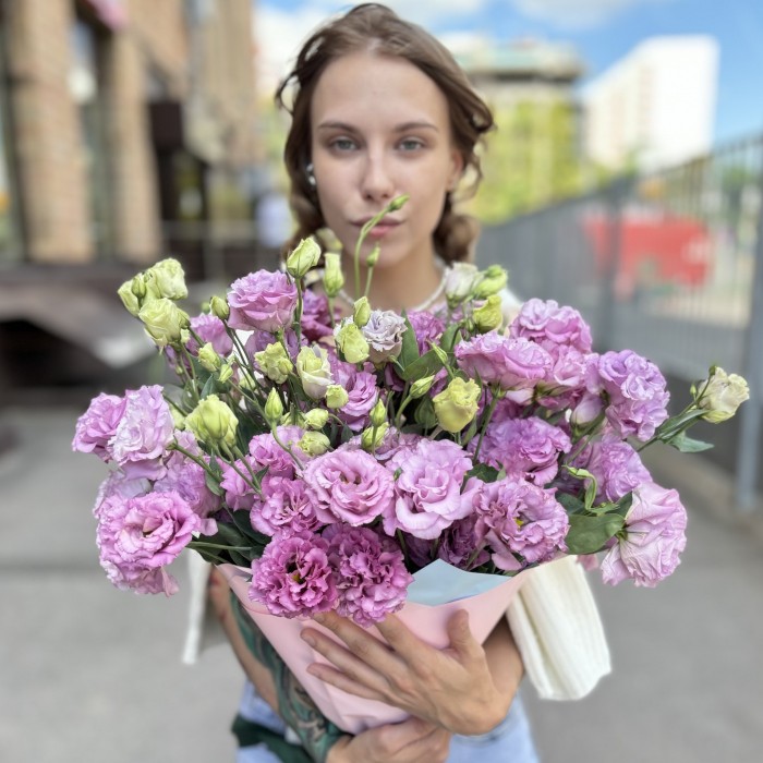 25 махровых лавандовых эустом