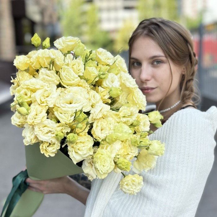 25 махровых кремовых эустом