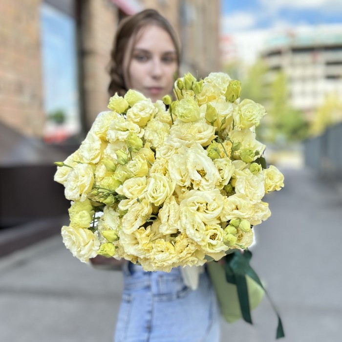 25 махровых кремовых эустом