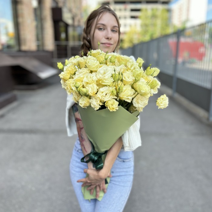 25 махровых кремовых эустом