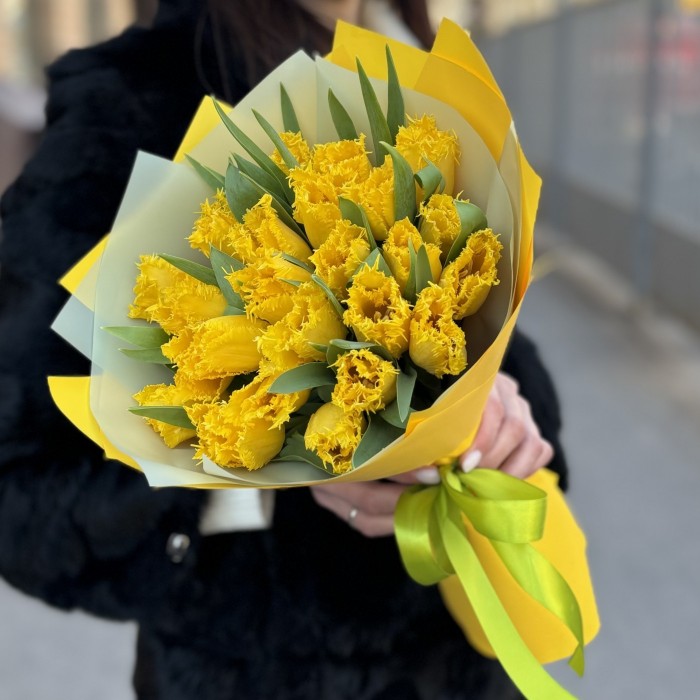 25 махровых желтых тюльпанов