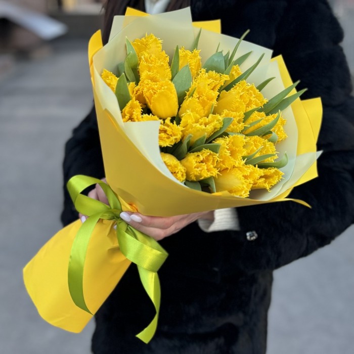 25 махровых желтых тюльпанов
