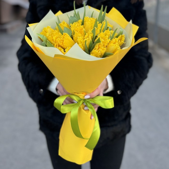 25 махровых желтых тюльпанов