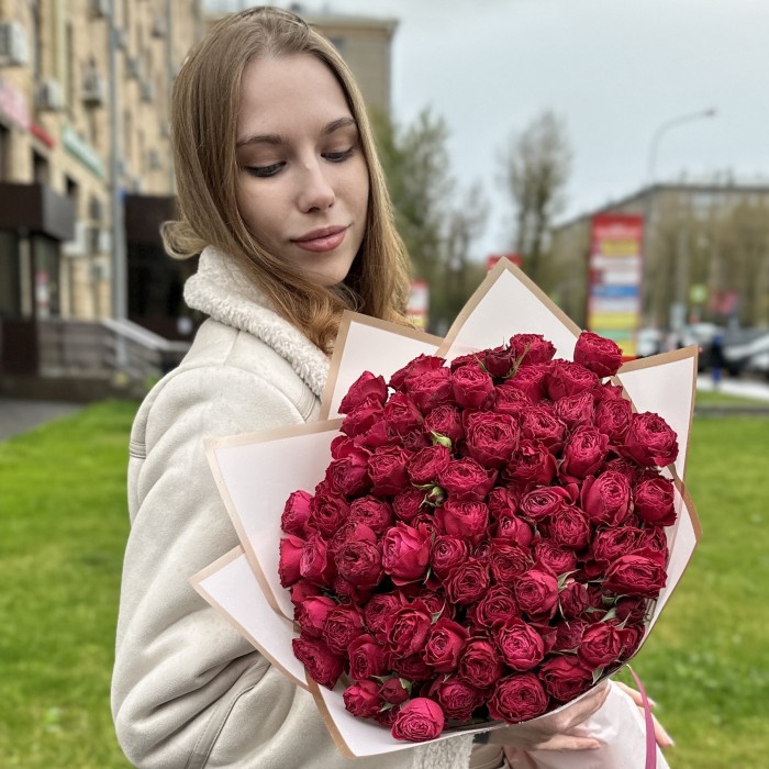 25 малиновых кустовых пионовидных роз Пати Трендсеттер