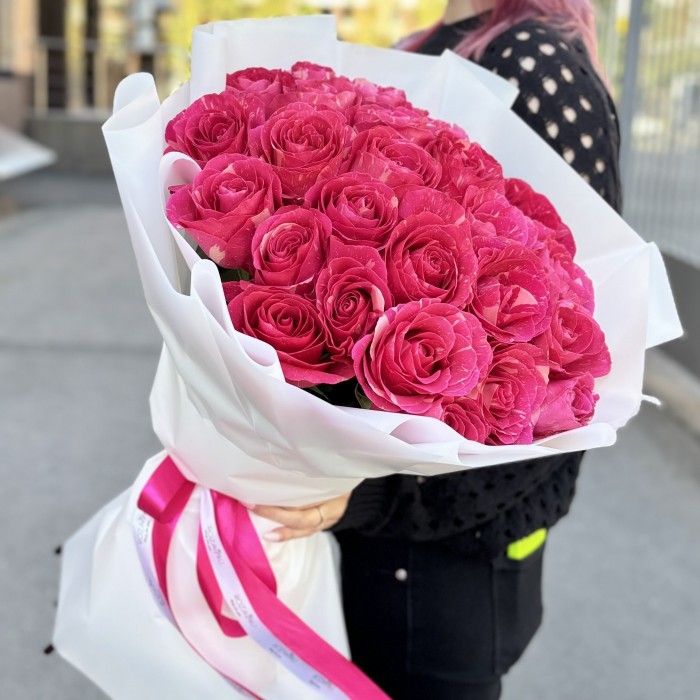 25 малиновых роз Пандора