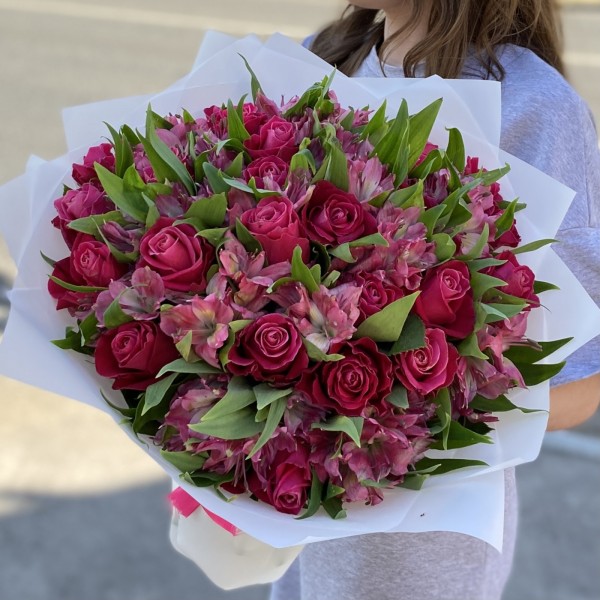 25 малиновых роз с альстромерией
