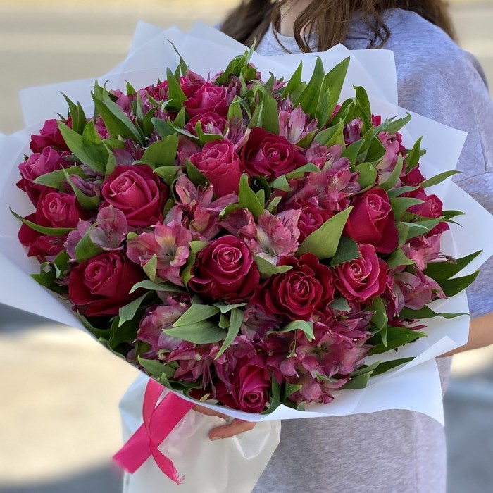 25 малиновых роз с альстромерией