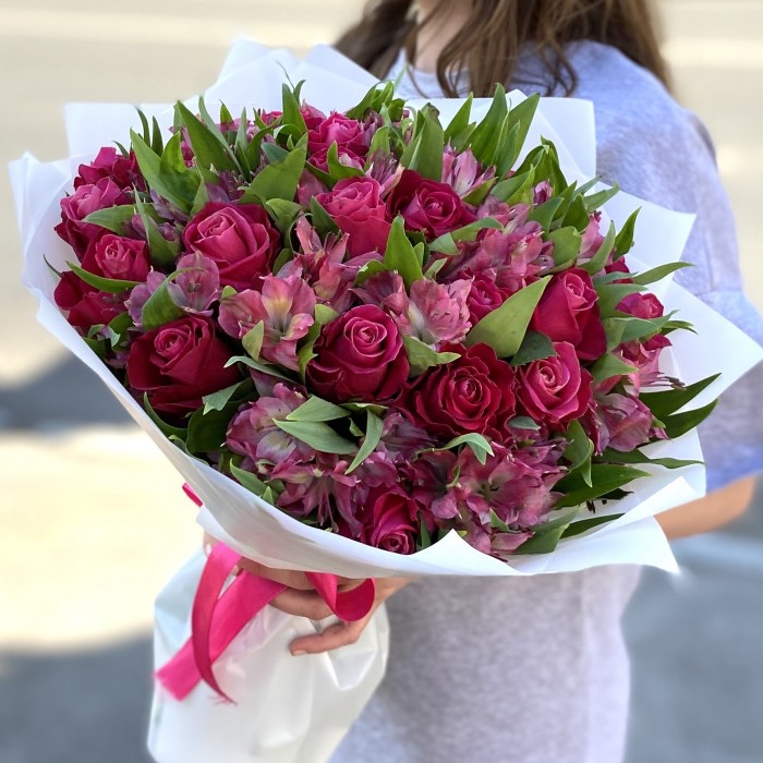 25 малиновых роз с альстромерией