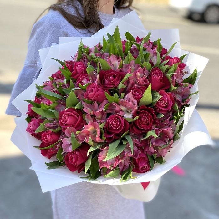 25 малиновых роз с альстромерией