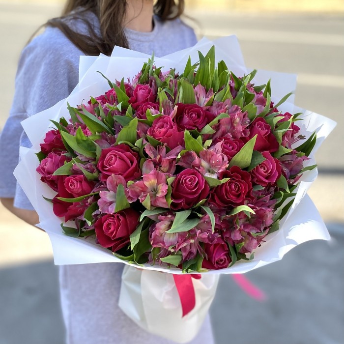 25 малиновых роз с альстромерией