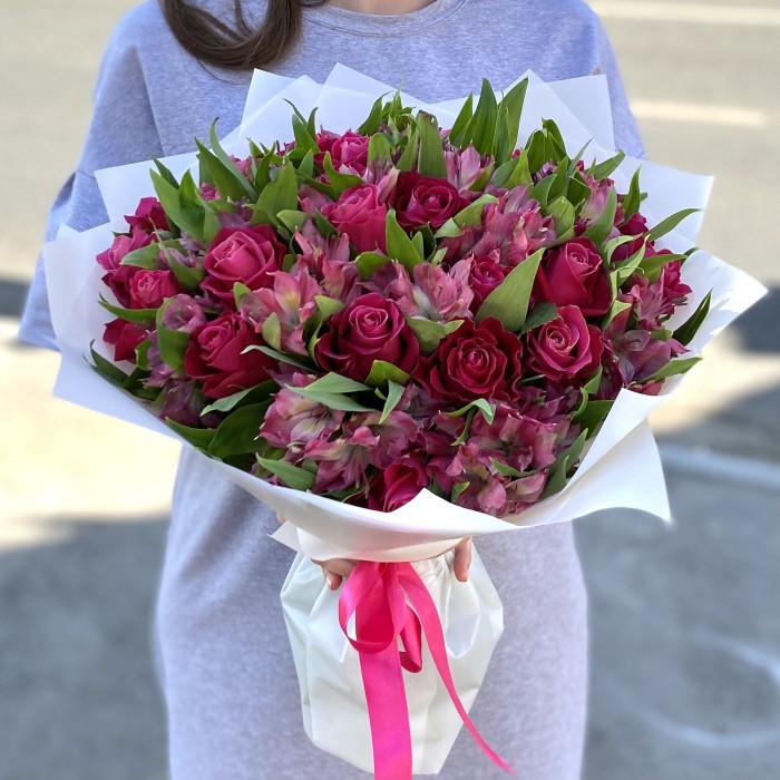 25 малиновых роз с альстромерией