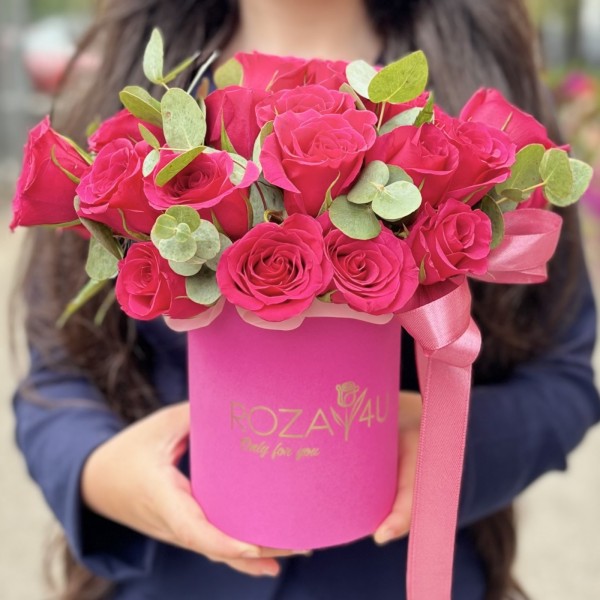 25 малиновых роз с эвкалиптом в коробке
