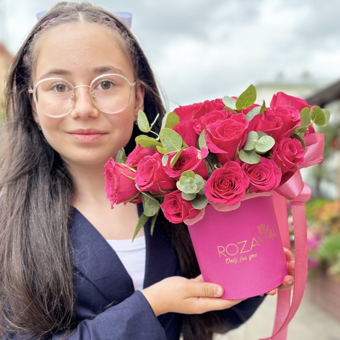 25 малиновых роз с эвкалиптом в коробке