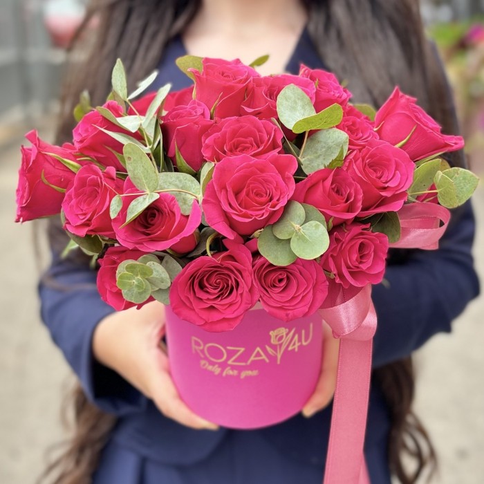 25 малиновых роз с эвкалиптом в коробке