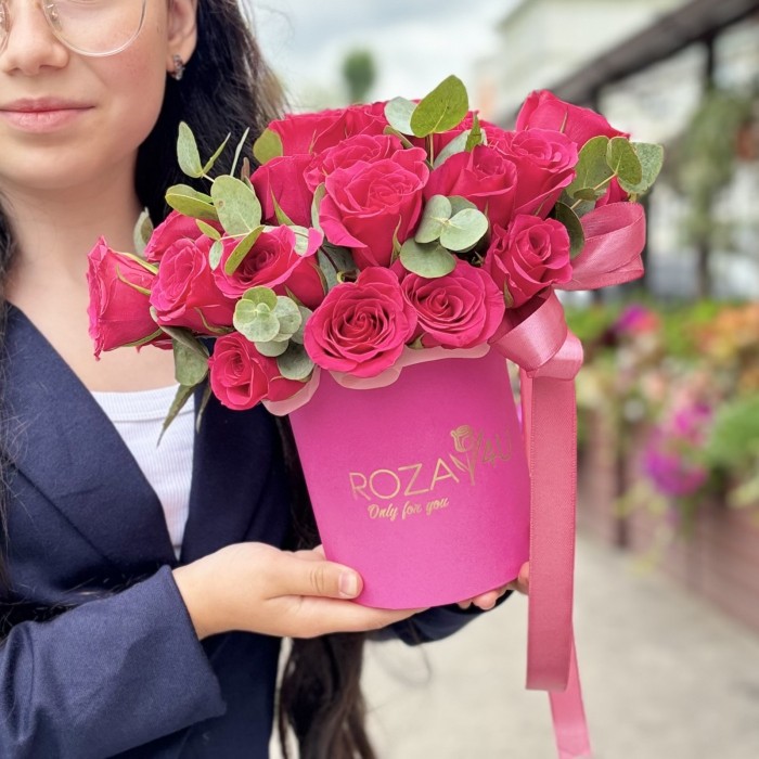 25 малиновых роз с эвкалиптом в коробке