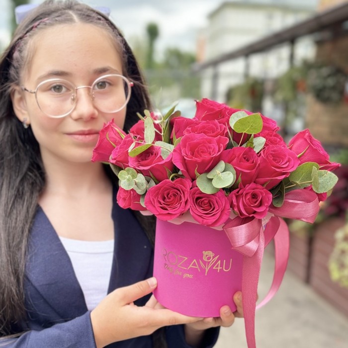 25 малиновых роз с эвкалиптом в коробке