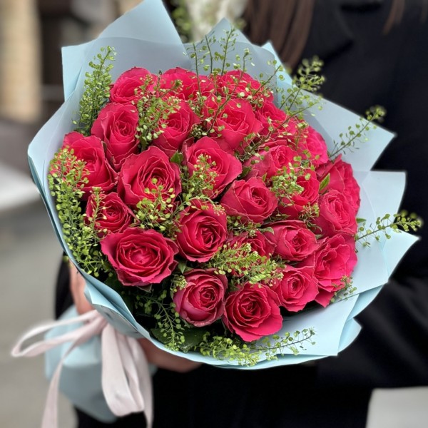 25 малиновых роз с гринбелом