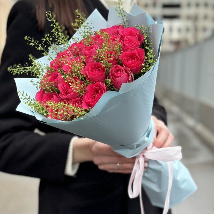 25 малиновых роз с гринбелом