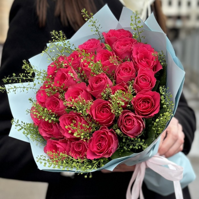25 малиновых роз с гринбелом