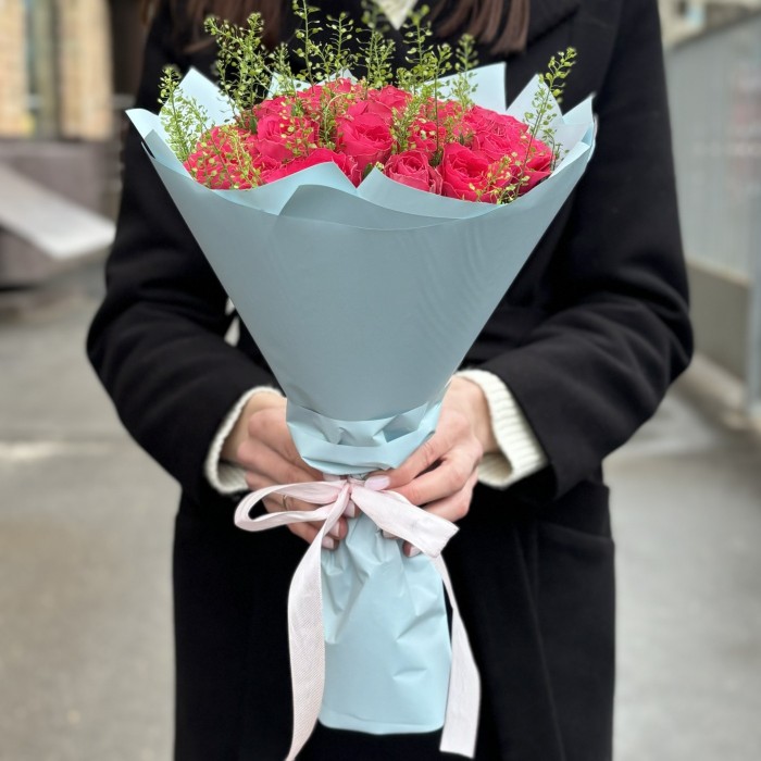 25 малиновых роз с гринбелом