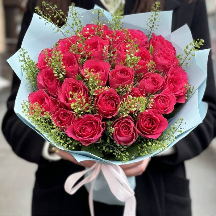 25 малиновых роз с гринбелом