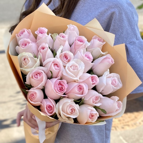 25 нежно-розовых роз Свит Ревиваль 40 см
