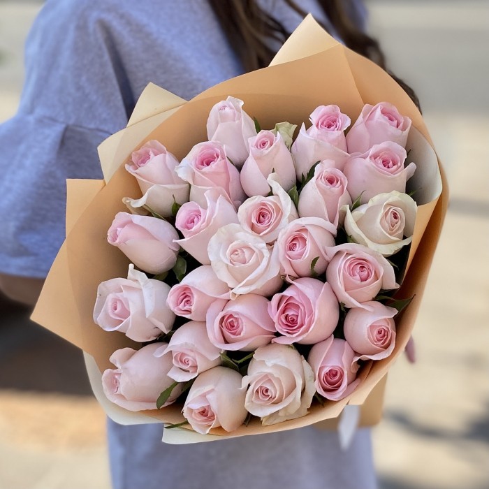25 нежно-розовых роз Свит Ревиваль 40 см