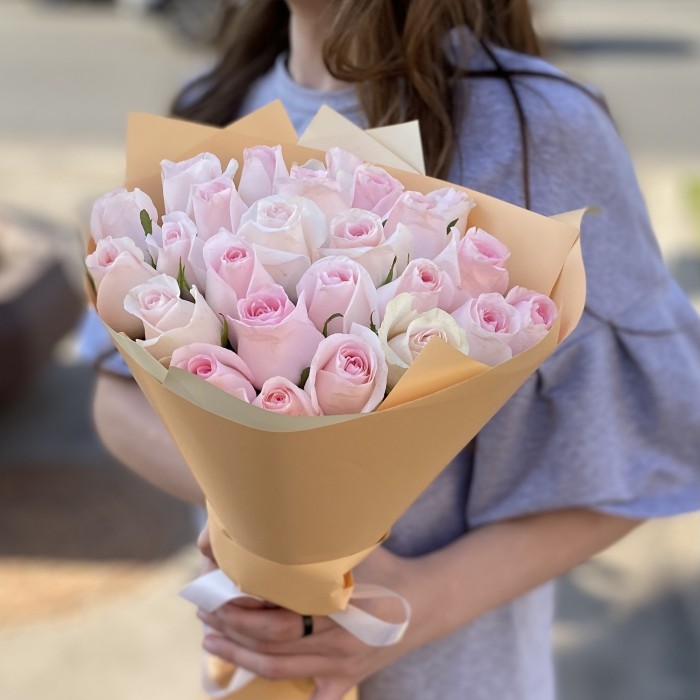 25 нежно-розовых роз Свит Ревиваль 40 см