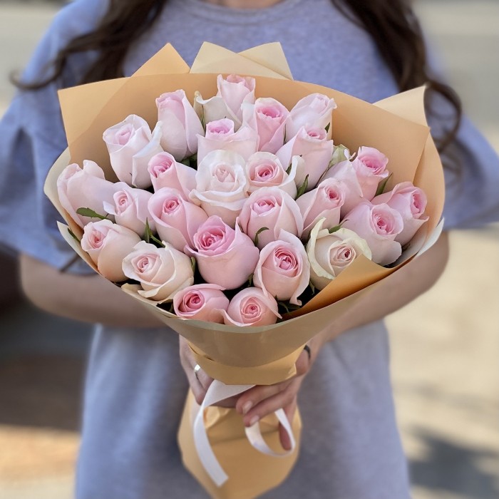 25 нежно-розовых роз Свит Ревиваль 40 см