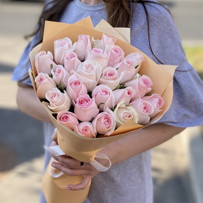 25 нежно-розовых роз Свит Ревиваль 40 см