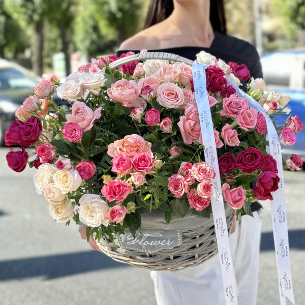 25 нежных кустовых и пионовидных роз в корзине MIX