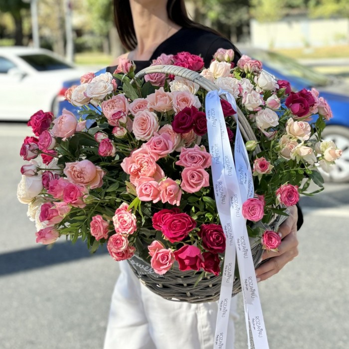25 нежных кустовых и пионовидных роз в корзине MIX