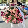 25 нежных кустовых и пионовидных роз в корзине MIX