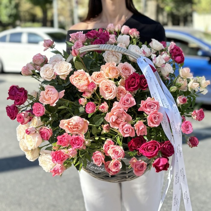 25 нежных кустовых и пионовидных роз в корзине MIX