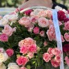 25 нежных кустовых и пионовидных роз в корзине MIX
