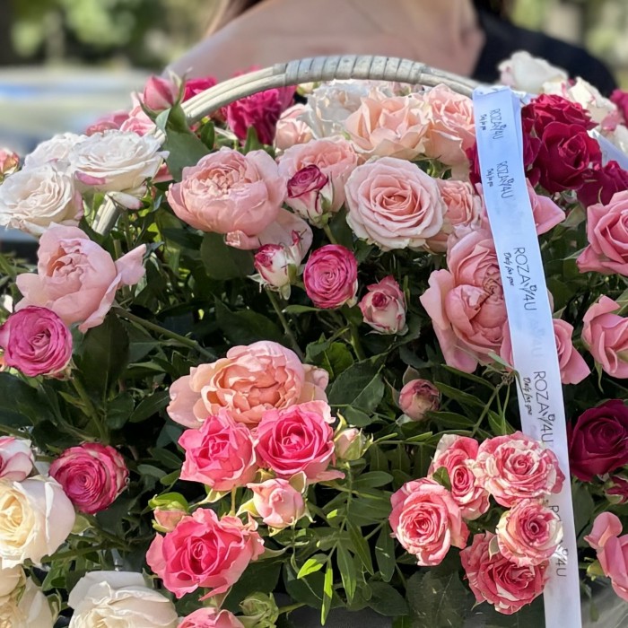 25 нежных кустовых и пионовидных роз в корзине MIX