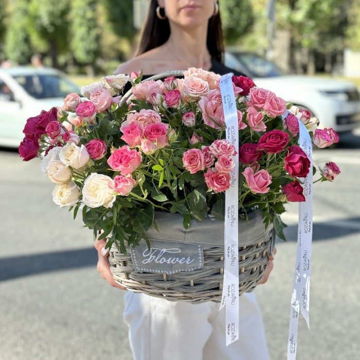 25 нежных кустовых и пионовидных роз в корзине MIX