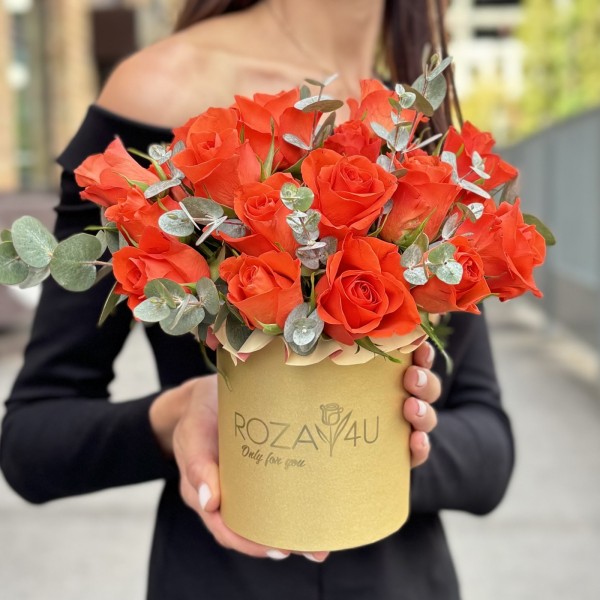 25 оранжевых роз с эвкалиптом в коробке