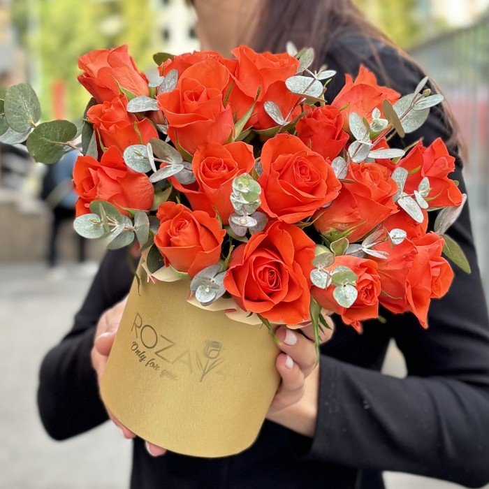 25 оранжевых роз с эвкалиптом в коробке