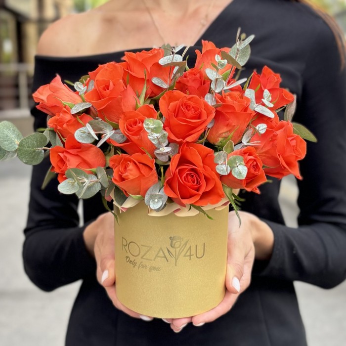 25 оранжевых роз с эвкалиптом в коробке