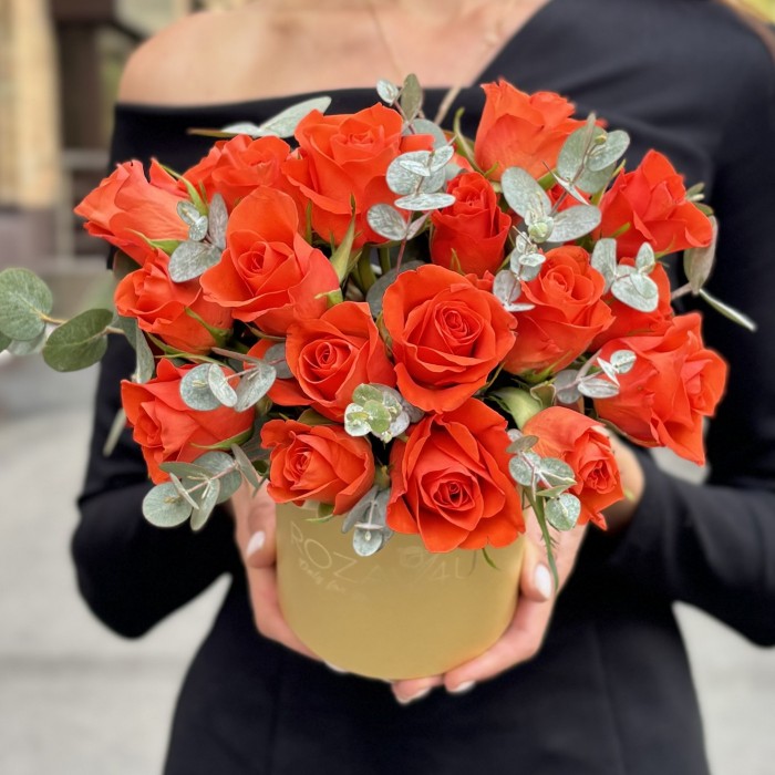 25 оранжевых роз с эвкалиптом в коробке