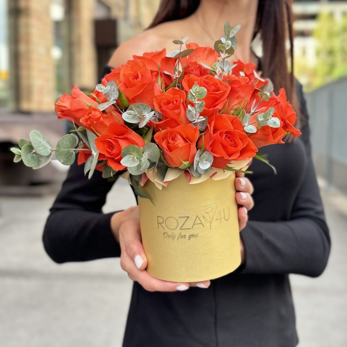 25 оранжевых роз с эвкалиптом в коробке