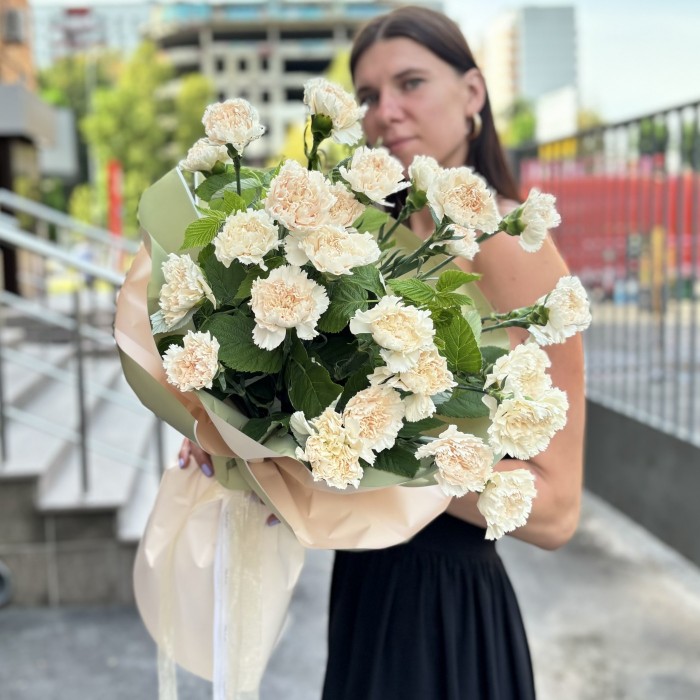 25 персиковых гвоздик Эппл Ти в упаковке