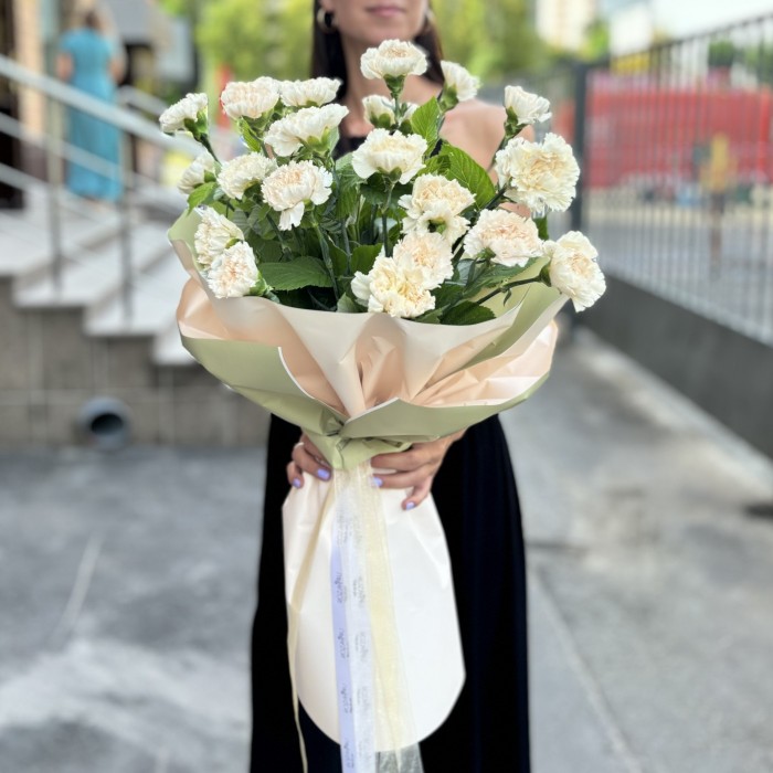 25 персиковых гвоздик Эппл Ти в упаковке