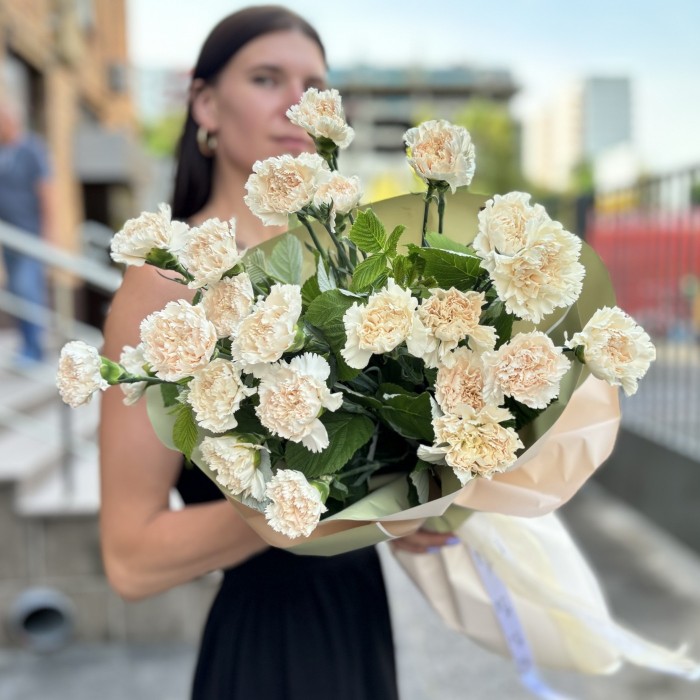 25 персиковых гвоздик Эппл Ти в упаковке