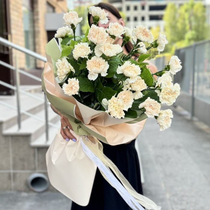 25 персиковых гвоздик Эппл Ти в упаковке