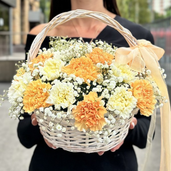 25 персиковых и белых гвоздик в корзине